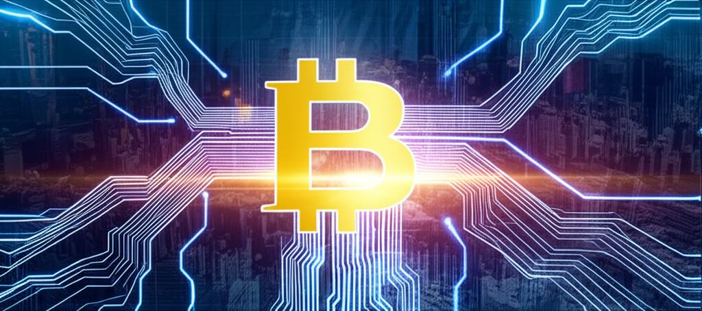 번화한 디지털 도시 위로 빛을 발하는 비트코인 심볼과 데이터 흐름을 형상화한 이미지. 비트코인의 사상 최고가 경신을 시각적으로 표현하며 미래 지향적인 분위기를 자아낸다.