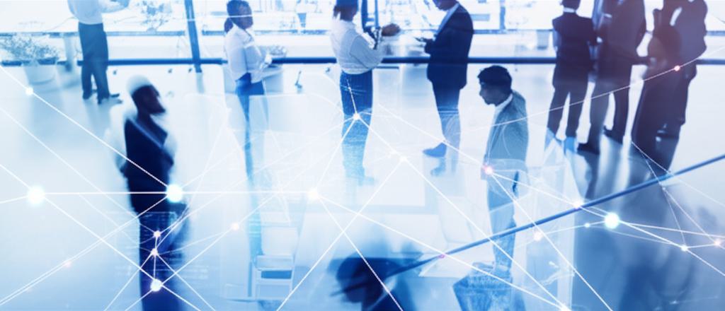 복잡하게 얽힌 AI 시스템을 상징하는 빛나는 데이터 선들과 노드들이 현대적인 사무실 환경을 가로지르는 모습. 다양한 비즈니스 전문가들이 AI 대시보드를 보여주는 대형 스크린 주위에서 협력하는 모습이 흐릿하게 보인다. 도전과 혁신이 공존하는 분위기를 연출하며, 기술과 인간의 노력이 조화롭게 통합되는 모습을 보여준다.